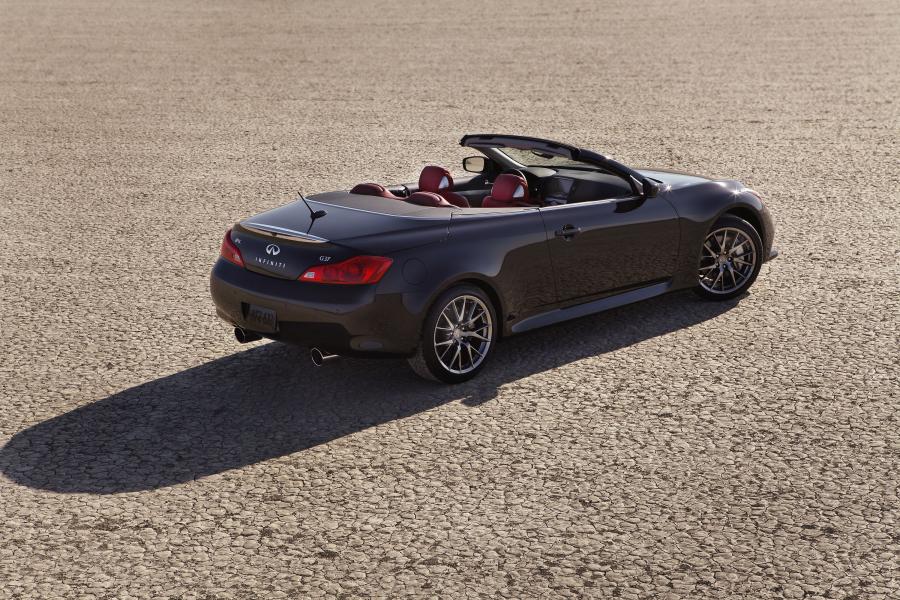  Infiniti G37 IPL Convertible 2013 года  (фото 27 из 37)